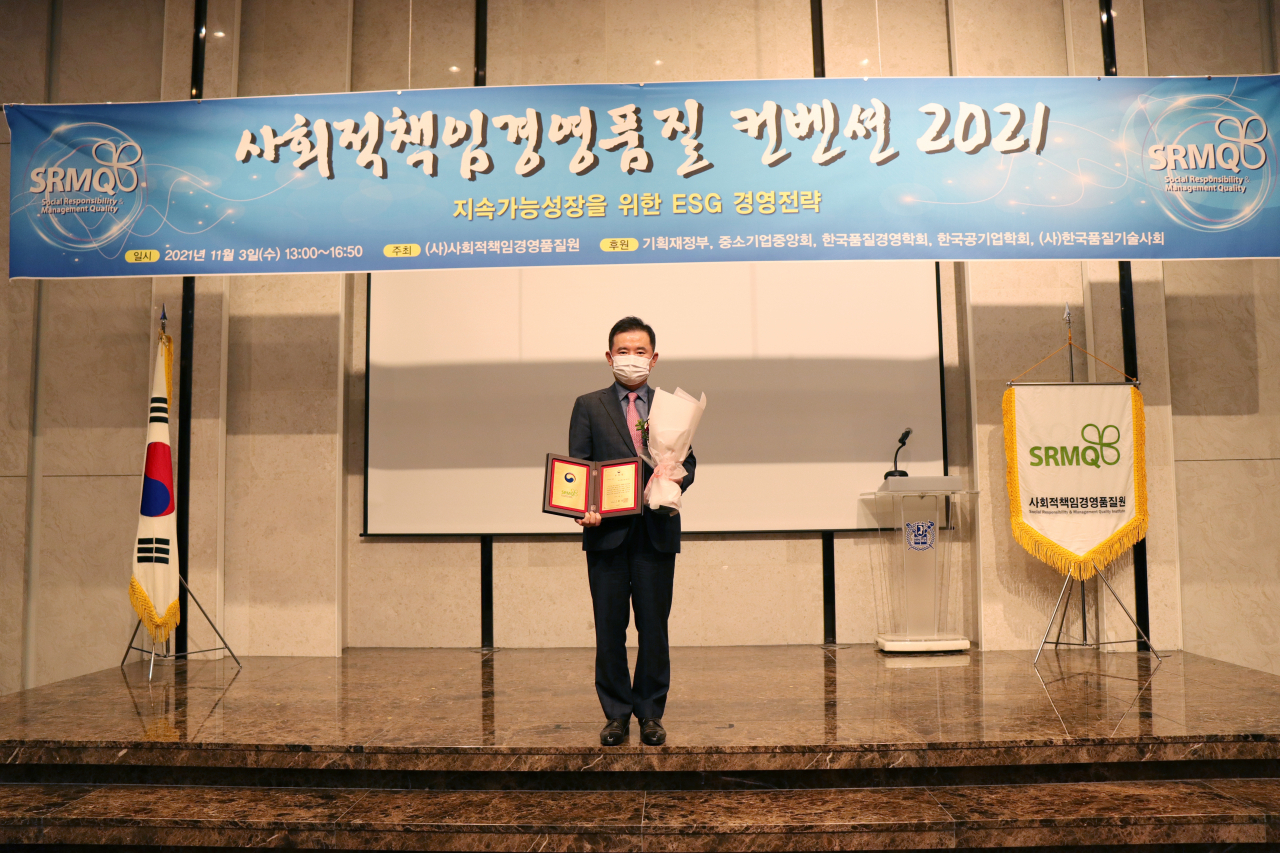 사회적책임경영품질컨벤션 2021에서 ESG경영대상(부총리 겸 기획재정부장관상)을 수상한 아이에스동서 김갑진 대표이사. [아이에스동서 제공]