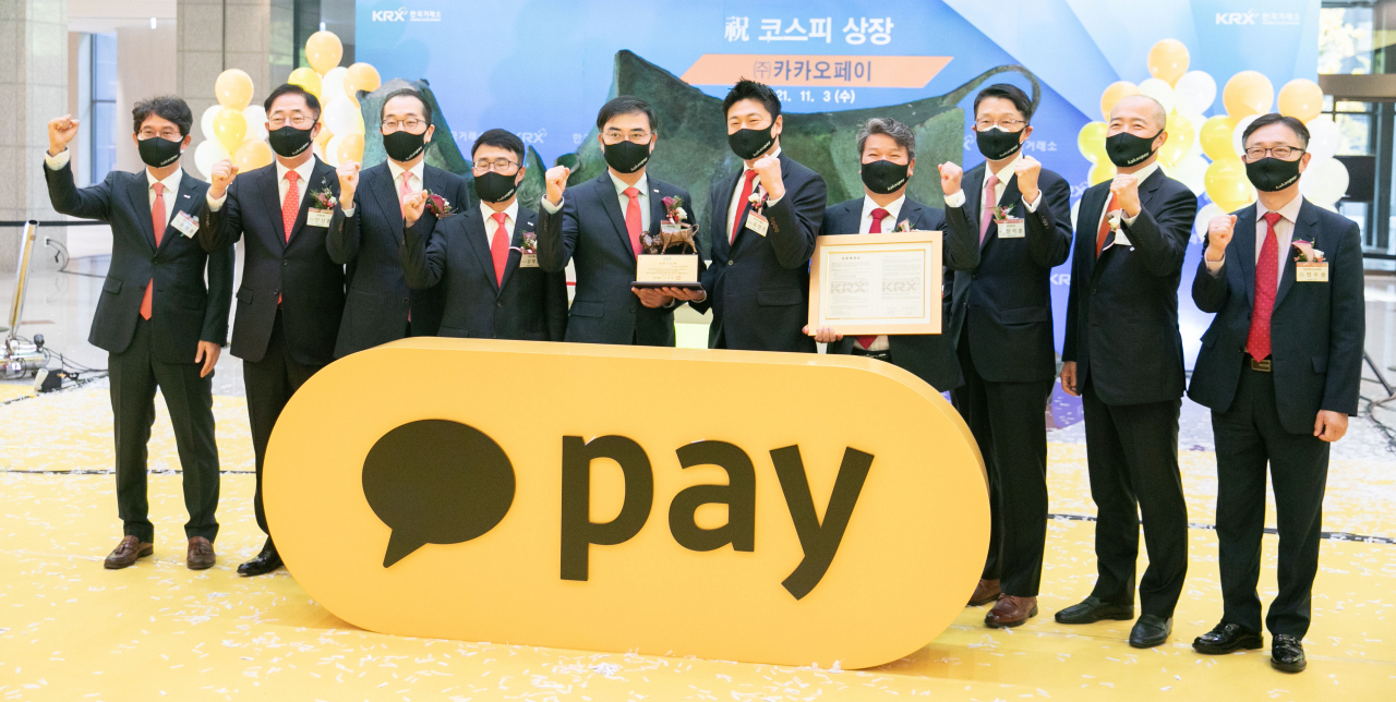 3일 서울 여의도 한국거래소에서 열린 '카카오페이 코스피 상장식'에서 참석자들이 기념 촬영하고 있다. [연합뉴스]