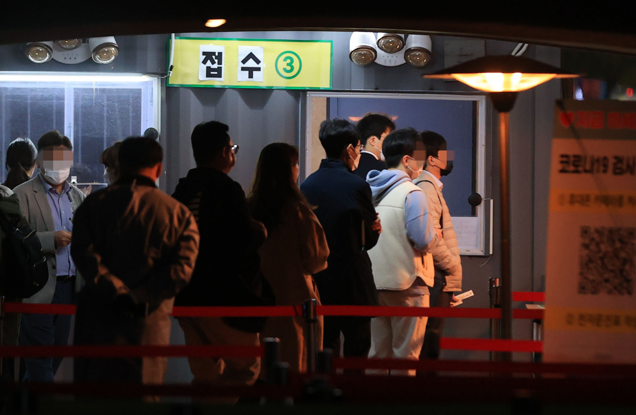 3일 저녁 서울 중구 서울광장에 마련된 임시선별진료소에서 시민들이 코로나19 검사를 받기 위해 차례를 기다리고 있다.중앙방역대책본부는 이날 0시 기준으로 신규 확진자가 2천667명 늘어 누적 37만640명이라고 밝혔다. 전날(1천589명)보다 1천78명이나 증가하면서 2천600명대 후반을 기록했다. 전날 대비 확진자 수가 1천명 이상 늘어난 것은 국내에서 코로나19 확진자가 처음으로 발생한 지난해 1월 20일 이후 이번이 처음이다. [연합]