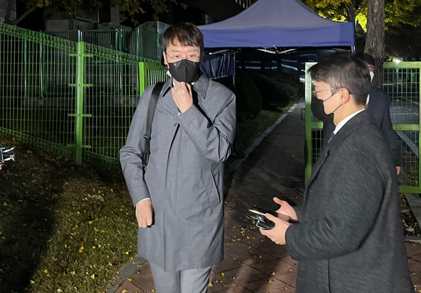 이른바 '고발 사주' 의혹 사건과 관련해 정치권 창구로 지목된 국민의힘 김웅 의원이 3일 오후 정부과천청사 고위공직자범죄수사처에서 조사를 받은 뒤 나서고 있다. [연합]