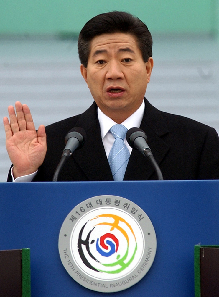 국회에서 열린 제16대 대통령 취임식에서 노무현 대통령이 취임선서를 하고 있다.[헤럴드경제DB]