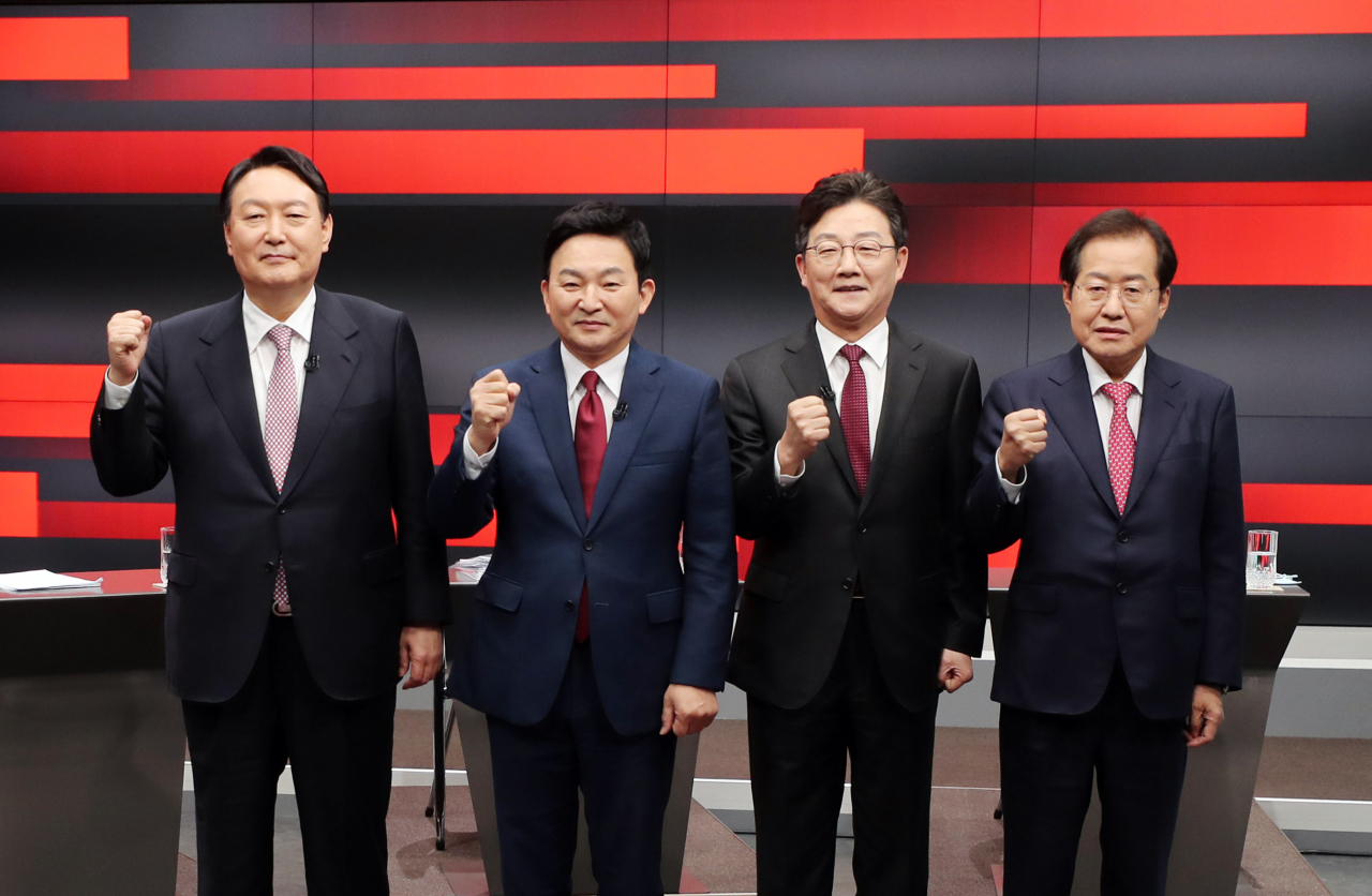 국민의힘 대선 경선 후보가 27일 오후 강원 춘천시 동면 G1 강원민방에서 열린 강원지역 합동토론회에 참석해 파이팅을 외치고 있다. 왼쪽부터 윤석열, 원희룡, 유승민, 홍준표 후보. [연합]