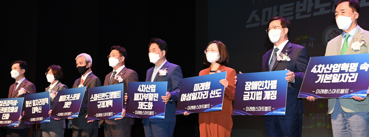 서철모 화성시장 페북 캡처[왼쪽 첫번째가 서철모 시장]
