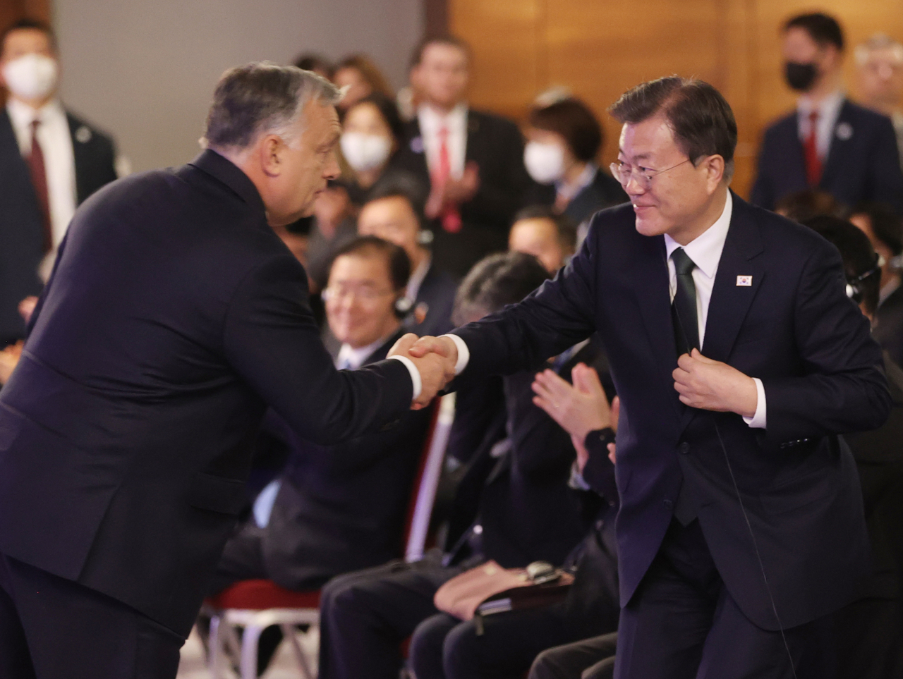 문재인 대통령이 3일(현지시간) 헝가리 부다페스트 메리어트 호텔 그랜드부다페스트홀에서 열린 한-비세그라드 그룹(V4, 헝가리·폴란드·체코·슬로바키아) 비즈니스 포럼에서 답사를 마친 빅토르 오르반 헝가리 총리와 악수하고 있다. 연합뉴스