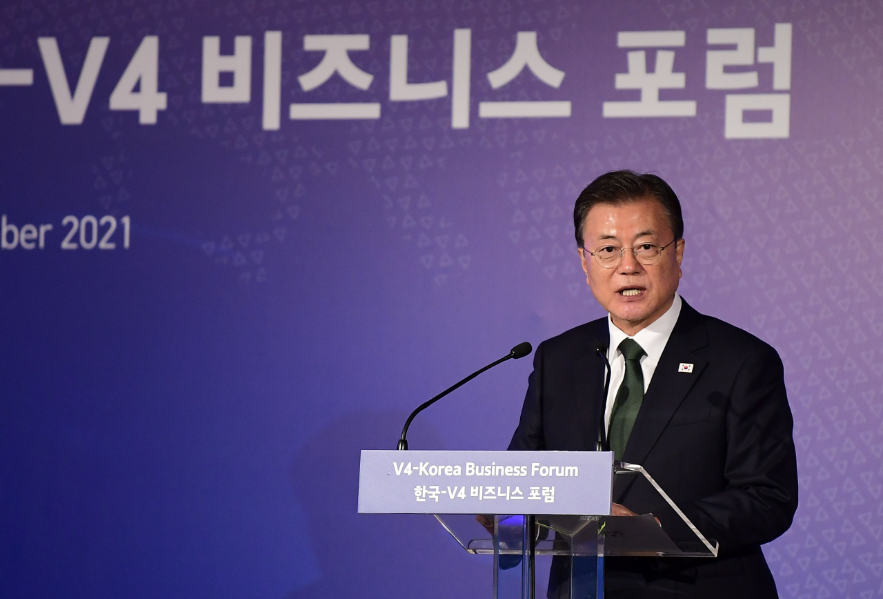 문재인 대통령이 3일(현지시간) 헝가리 부다페스트 메리어트 호텔 그랜드부다페스트홀에서 열린 한-비세그라드 그룹(V4, 헝가리·폴란드·체코·슬로바키아) 비즈니스 포럼에서 축사하고 있다. 연합뉴스