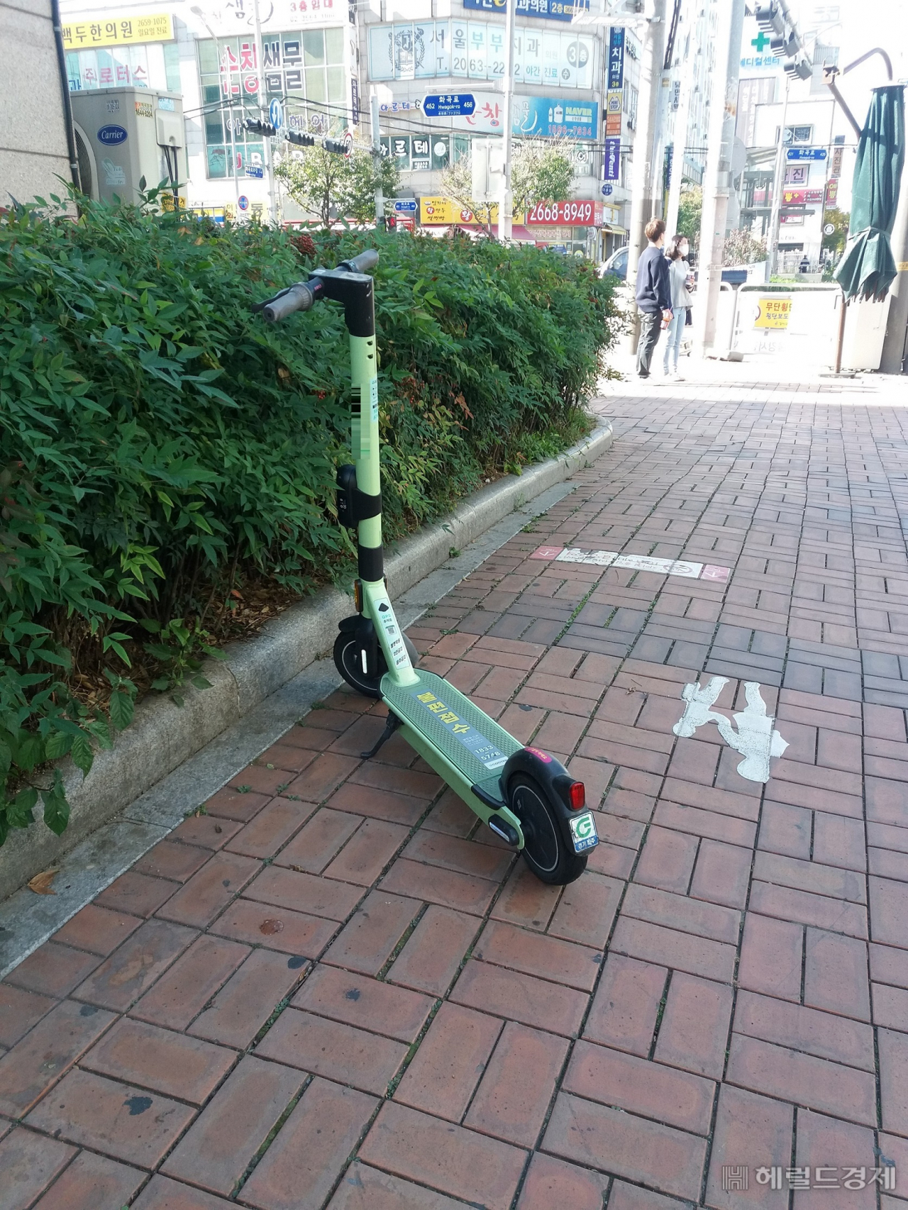 인도 위에 아무렇게나 주차 된 전동 킥보드. [강서구 제공]