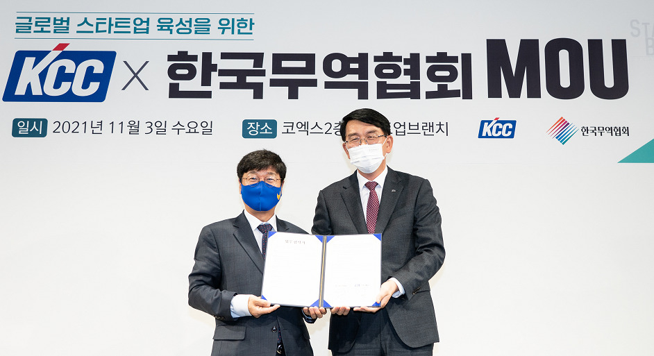 이동기(왼쪽) 한국무역협회 혁신성장본부장과 이웅노 KCC 경영전략부문장이 협약식을 마치고 기념촬영을 하고 있다. [KCC 제공]