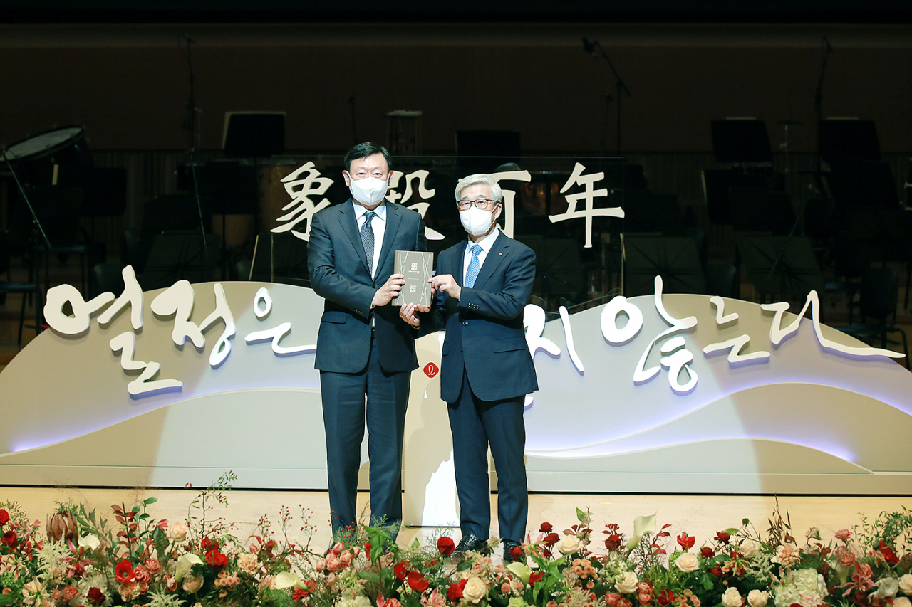 3일 신동빈 롯데 회장이 송용덕 롯데지주 대표이사 부회장으로부터 창업주 회고록을 헌정 받고있다.[롯데지주 제공]