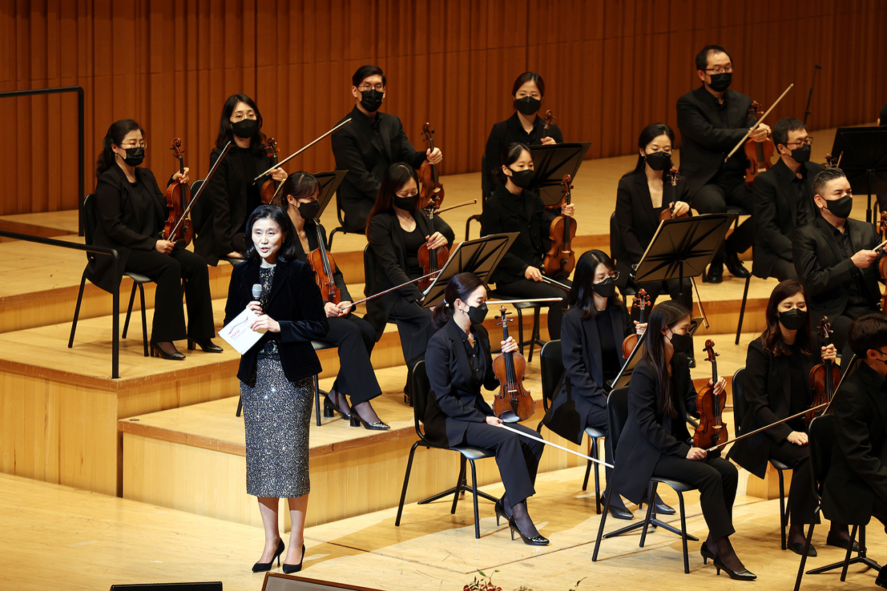 3일 서울 송파구 롯데콘서트홀에서 열린 ‘창업주 탄신 100주년 기념음악회’에서 조은화 작곡가가 신격호 창업주를 모티브로 한 추모곡을 설명하고 있다.[롯데지주 제공]