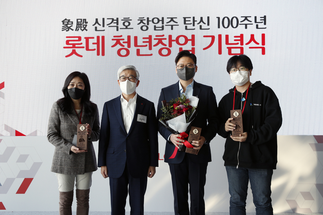 롯데벤처스는 3일 서울 송파구 롯데월드타워 123SKY라운지에서 ‘롯데 청년창업 기념식’을 열고 ‘글로벌 액셀러레이터’ 프로그램 참가 스타트업 13곳을 선정해 시상했다. 글로벌 액셀러레이터 대상으로 선정된 (왼쪽부터) 라이트브라더스 김희수 대표, 롯데지주 송용덕 대표이사 부회장, 지니얼로지 지 훈 대표, 베쓸에이아이 안재만 대표.[롯데지주 제공]