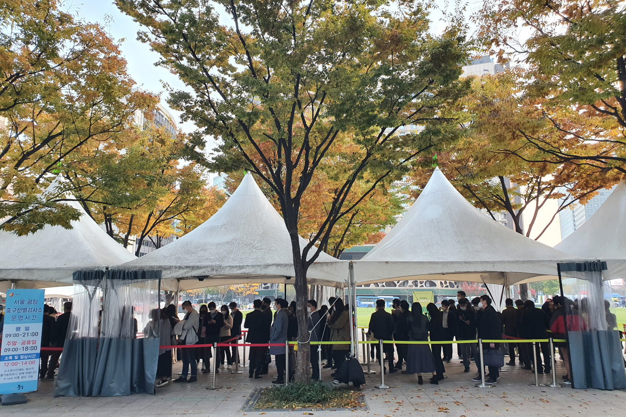 3일 오후 서울 중구 서울광장에 마련된 임시선별진료소에서 시민들이 코로나19 검사를 받기 위해 차례를 기다리고 있다. [연합]