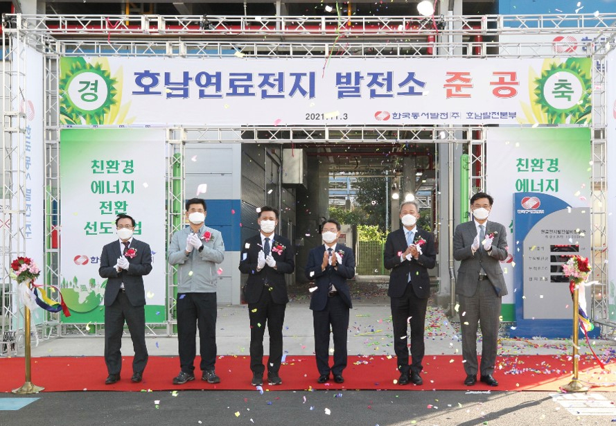 SK에코플랜트는 지난 3일 전남 여수에 위치한 동서발전 호남발전본부에서 호남연료전지 발전소 준공식을 가졌다고 4일 밝혔다. 사진은 준공식 행사에 참석한 이왕재 SK에코플랜트 수소사업추진단장(오른쪽 첫번째), 김영문 동서발전 사장(왼쪽 세번째), 권오봉 여수시장(왼쪽 네번째), 전창곤 여수시의회 의장(왼쪽 다섯번째) 등이 기념촬영을 하고 있는 모습. [한국동서발전 제공]