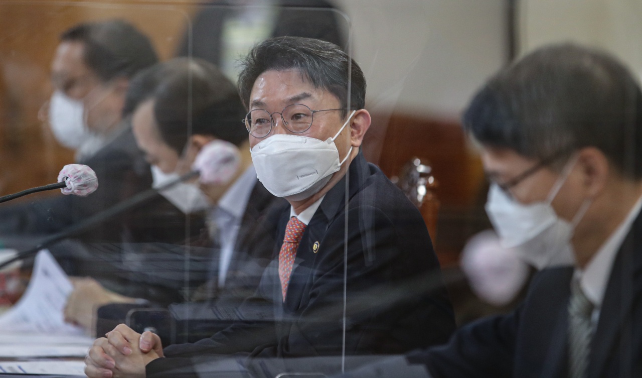 이억원 기획재정부 1차관이 4일 오전 서울 중구 명동 은행회관에서 열린 거시경제금융 회의에서 미 연방준비제도가 결정해 발표한 테이퍼링(자산매입 축소) 관련 발언을 하고 있다. [연합]