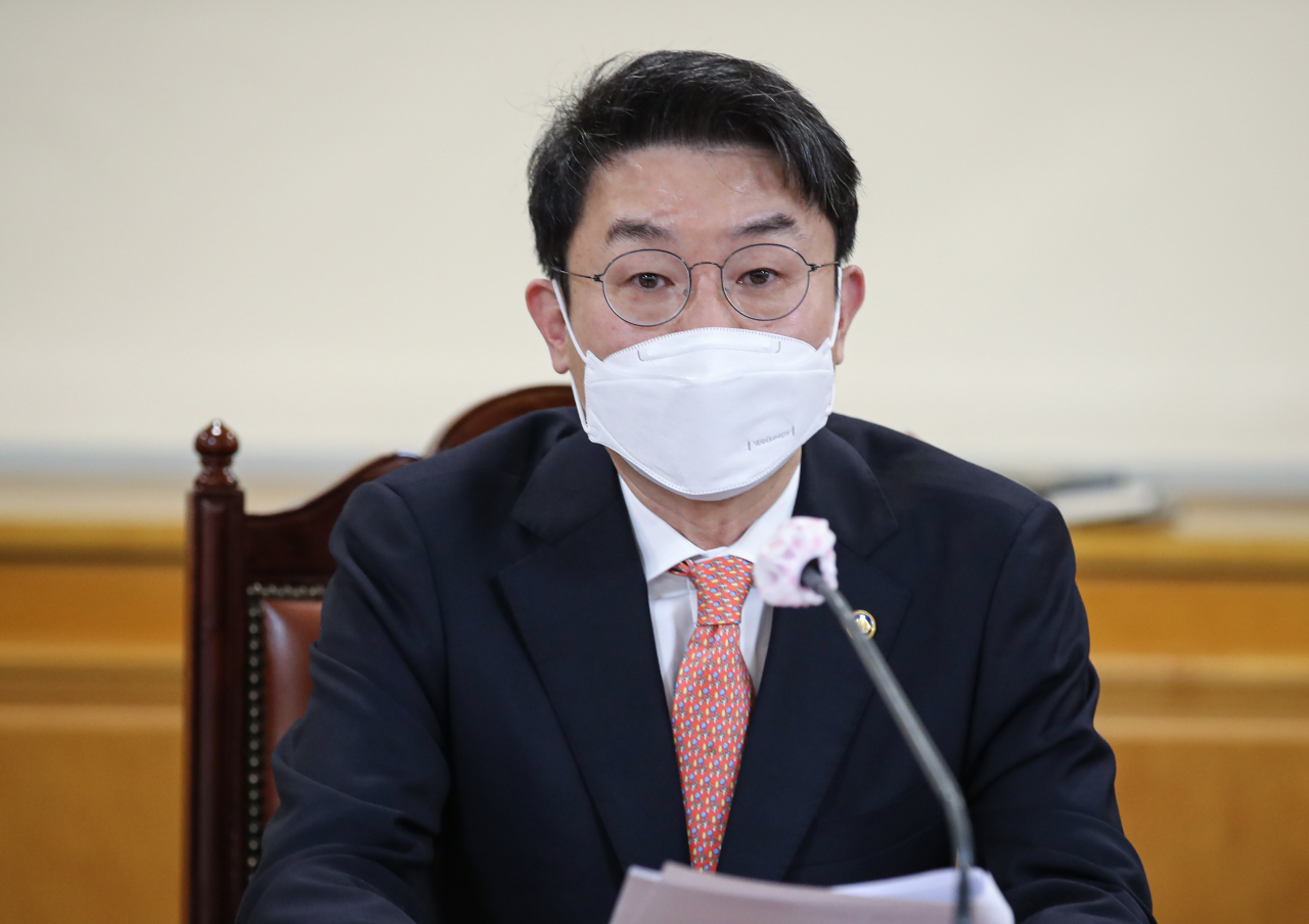 이억원 기획재정부 1차관이 4일 오전 서울 중구 명동 은행회관에서 열린 거시경제금융 회의에서 요소수 매점매석 행위에 대한 강력한 단속책을 발표하고 있다. [연합]