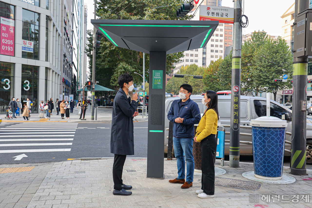 서초구가 시범운영하고 있는 서리풀 숨터에서 시민들이 이야기를 나누고 있다. [서초구 제공]