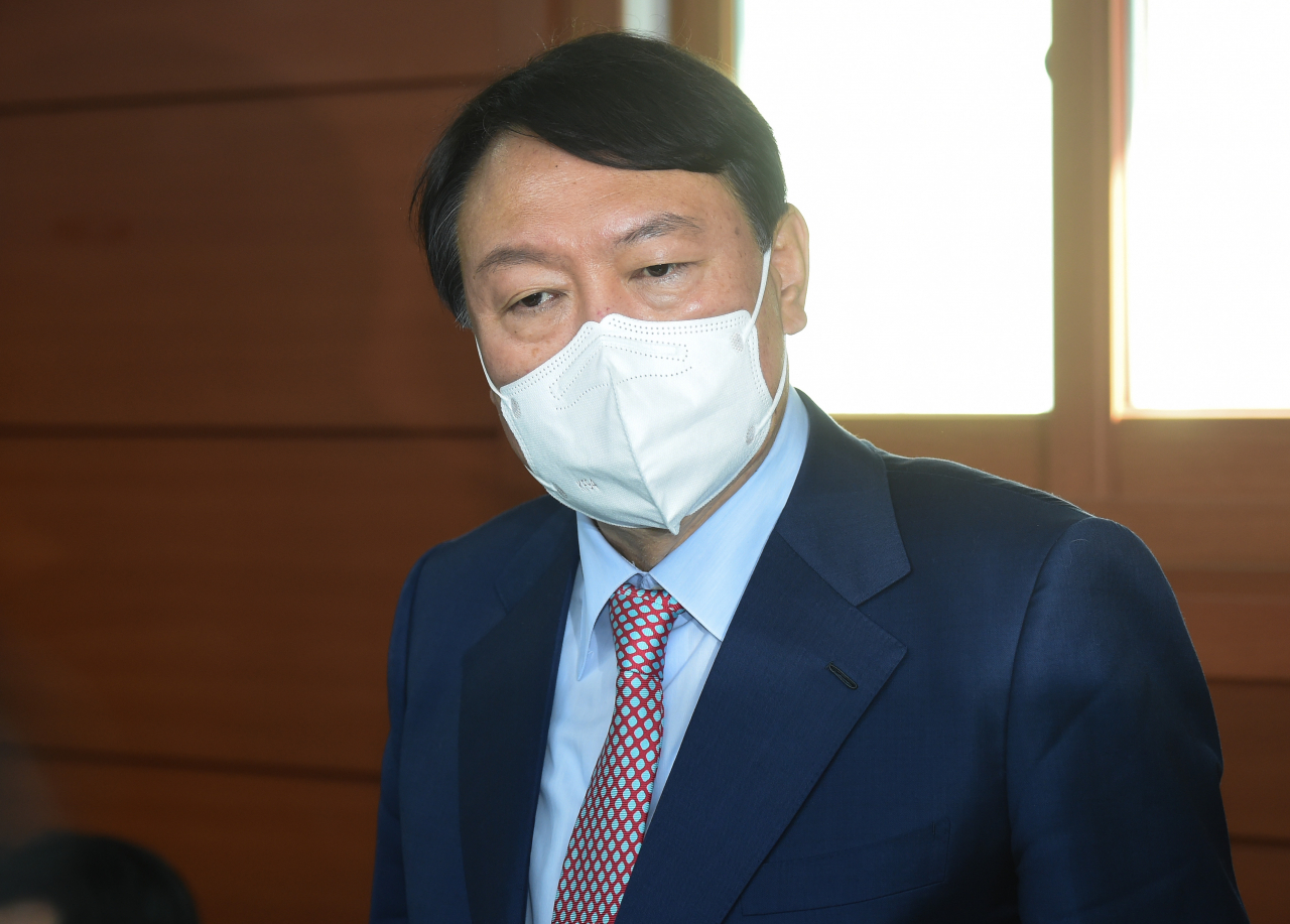 국민의힘 대선주자인 윤석열 전 검찰총장이 3일 오전 서울 중구 남대문시장 상인연합회와의 간담회에서 발언하고 있다. [국회사진기자단]