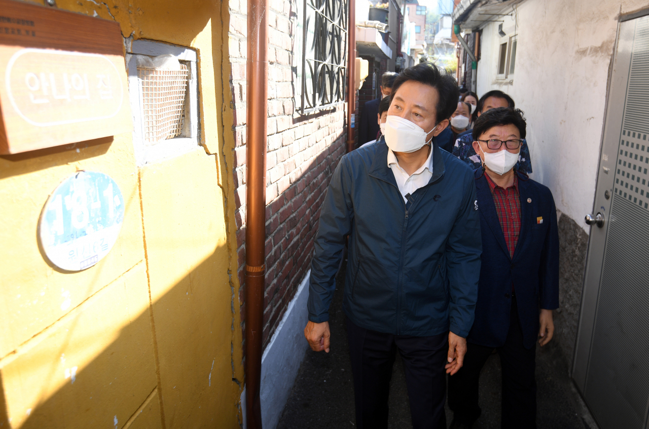 서울 관악구 신림1구역 '신속통합기획' 현장을 점검하고 있는 오세훈 서울시장의 모습 [연합]