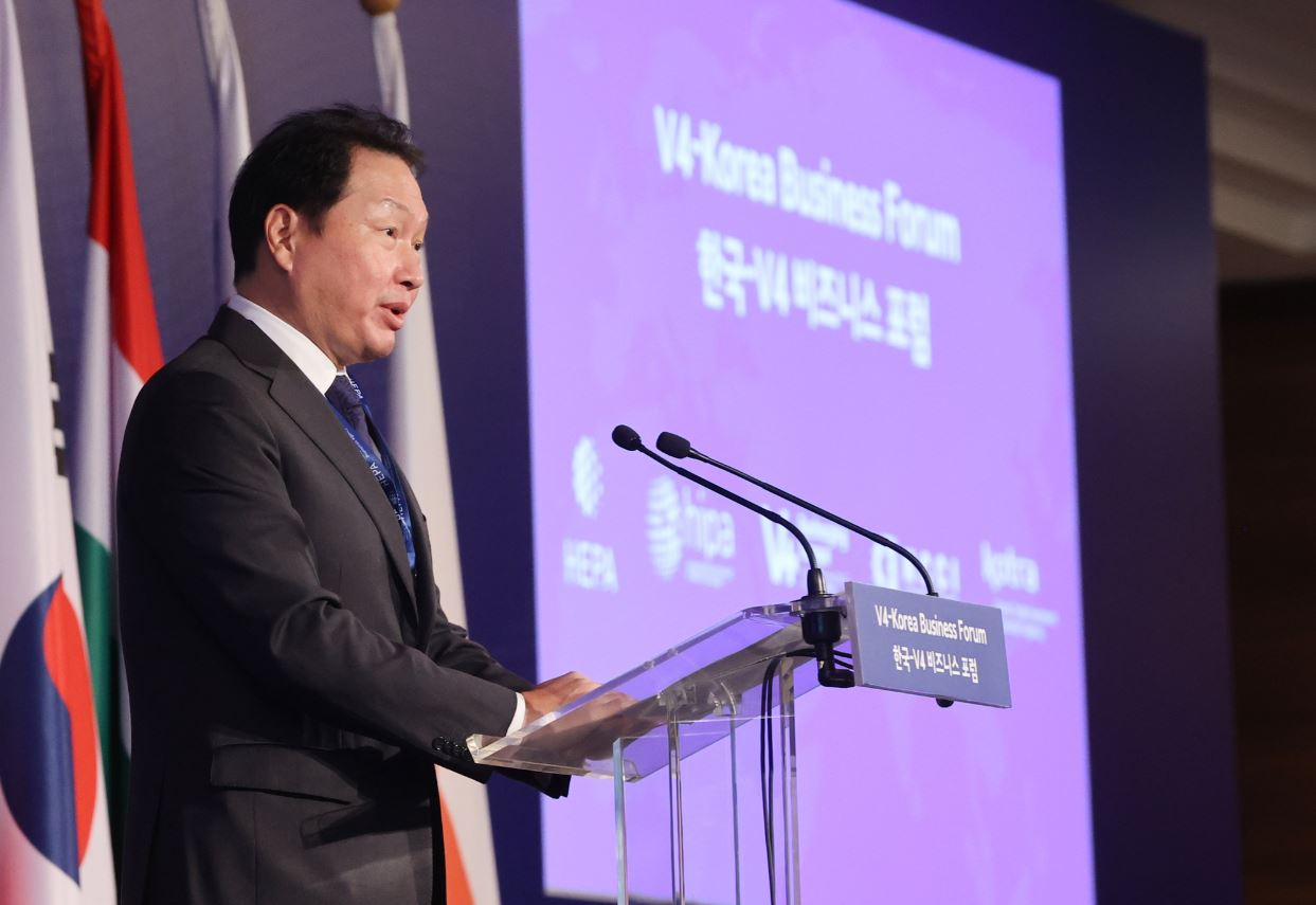 최태원 대한상공회의소 회장이 3일(현지시간) 헝가리 부다페스트 메리어트 호텔 그랜드부다페스트홀에서 열린 한국-비세그라드 그룹(V4, 헝가리·폴란드·체코·슬로바키아) 비즈니스 포럼에서 인사말을 하고 있다. [연합]