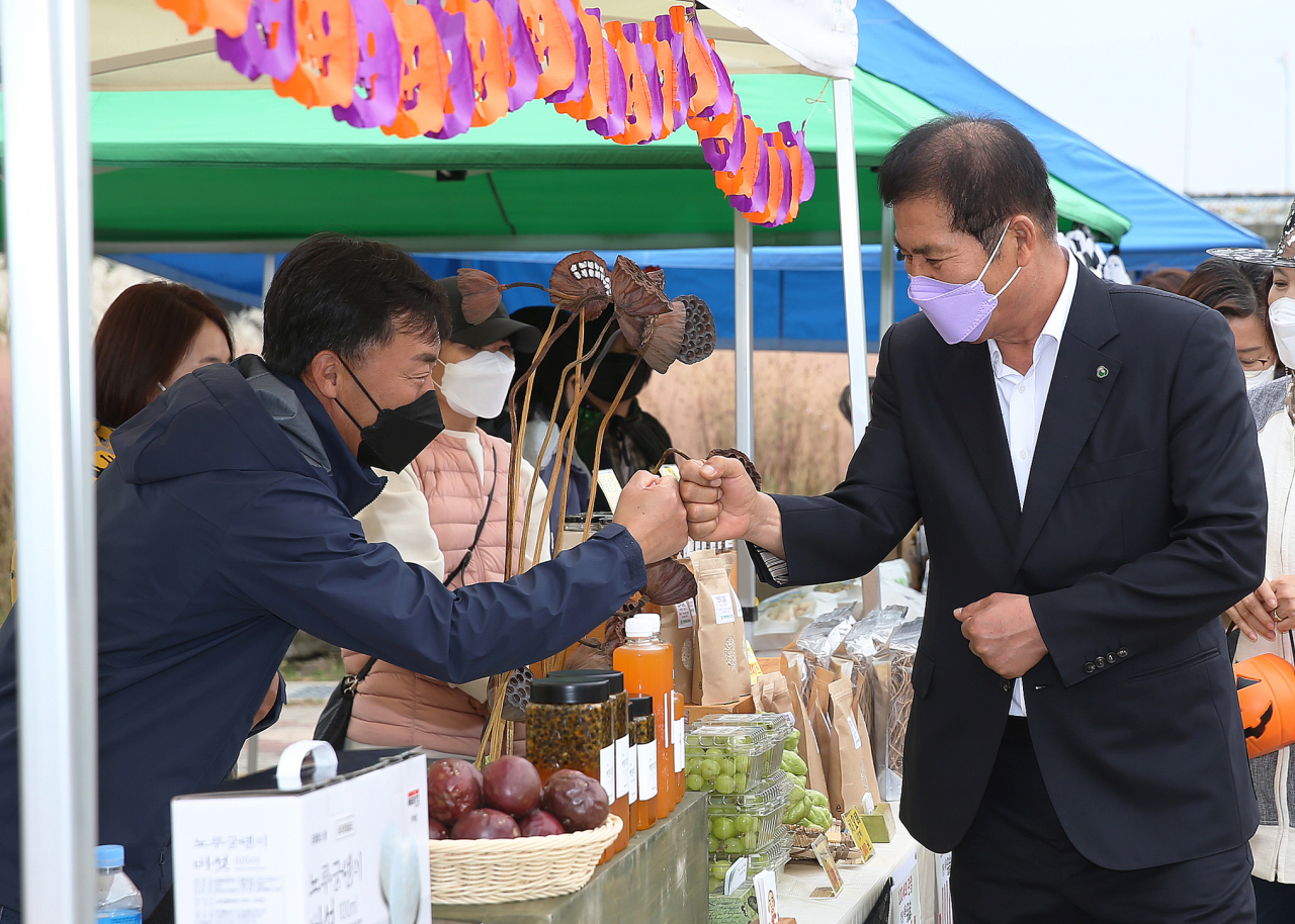 함평 꽃가람 프리마켓 현장을 방문하는 이상익함평군수