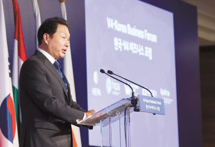 최태원 대한상공회의소 회장이 3일(현지시간) 헝가리 부다페스트 메리어트 호텔 그랜드부다페스트홀에서 열린 한국-비세그라드 그룹(V4, 헝가리·폴란드·체코·슬로바키아) 비즈니스 포럼에서 인사말을 하고 있다. [연합]