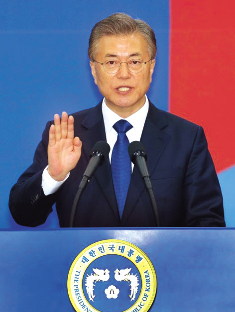노무현 제16대 대통령이 2003년 2월 25일 열린 취임식에서 취임선서를 하고 있다(사진 위쪽). 문재인 대통령이 2017년 5월 10일 서울 여의도 국회 본청 로텐더홀에서 열린 제19대 대통령 취임식에서 취임선서를 하고 있다.[헤럴드DB]