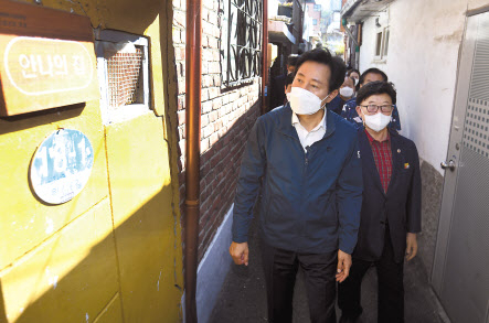 서울 관악구 신림1구역 ‘신속통합기획’ 현장을 점검하고 있는 오세훈 시장의 모습. [연합]