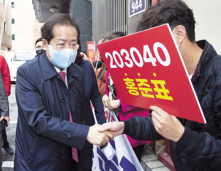 5일로 예정된 국민의힘 대선 후보 최종 결정 전당대회를 앞두고 윤석열 경선 후보와 홍준표 경선 후보간의 경쟁도 최고조에 올랐다. 윤 후보는 3일 서울 마포구 경의선숲길을 찾아 청년 표심을 공략했다(위쪽 사진). 홍 후보는 4일 오전 경기도 수원 경기도당위원회를 방문해 지지자들과 인사했다. [연합]
