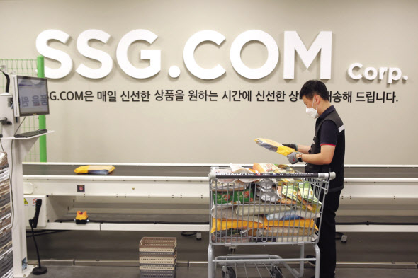 SSG닷컴이 이마트 매장을 활용한 PP센터(Picking & Packing) 확대에 나선다. 사진은 작업자가 자동화 소터에 상품을 투입하는 모습. [SSG닷컴 제공]