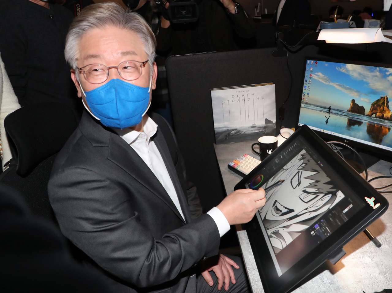 더불어민주당 이재명 대선 후보가 지난 3일 경기도 부천테크노밸리 U1센터에서 진행된 'K-웹툰의 역사를 다시 쓰는 웹툰 작가들과 만나다' 간담회에서 웹툰 작업을 직접 체험해 보고 있다. [연합]