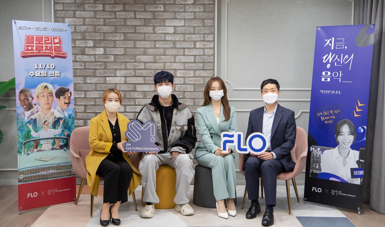 플로와 SM C&C의 업무협약식에서 SM C&C 이예지 스튜디오부문장(왼쪽부터), 공동제작 신규 오디오 콘텐츠 MC 장지수, 박선영, 드림어스컴퍼니 김동훈 플랫폼사업부문장이 함께 기념촬영을 하고 있다. [플로 제공]