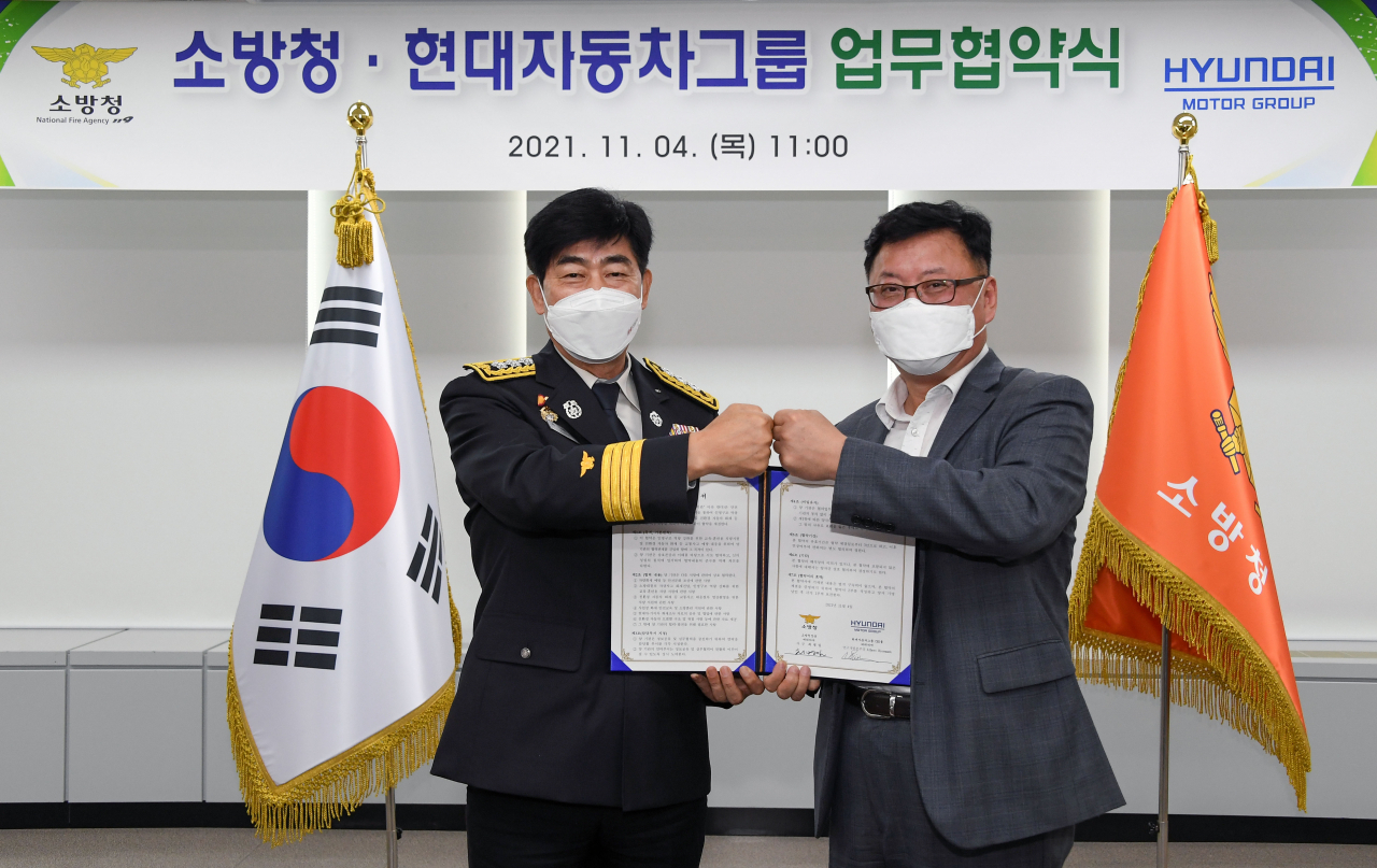 (왼쪽부터) 소방청 최병일 차장과 현대차그룹 김동한 연구개발지원사업부장이 소방청에서 열린 '소방대원의 교육·훈련용 차량 지원 업무협약식' 현장에서 기념 사진 촬영을 하고 있다. [현대차 제공]