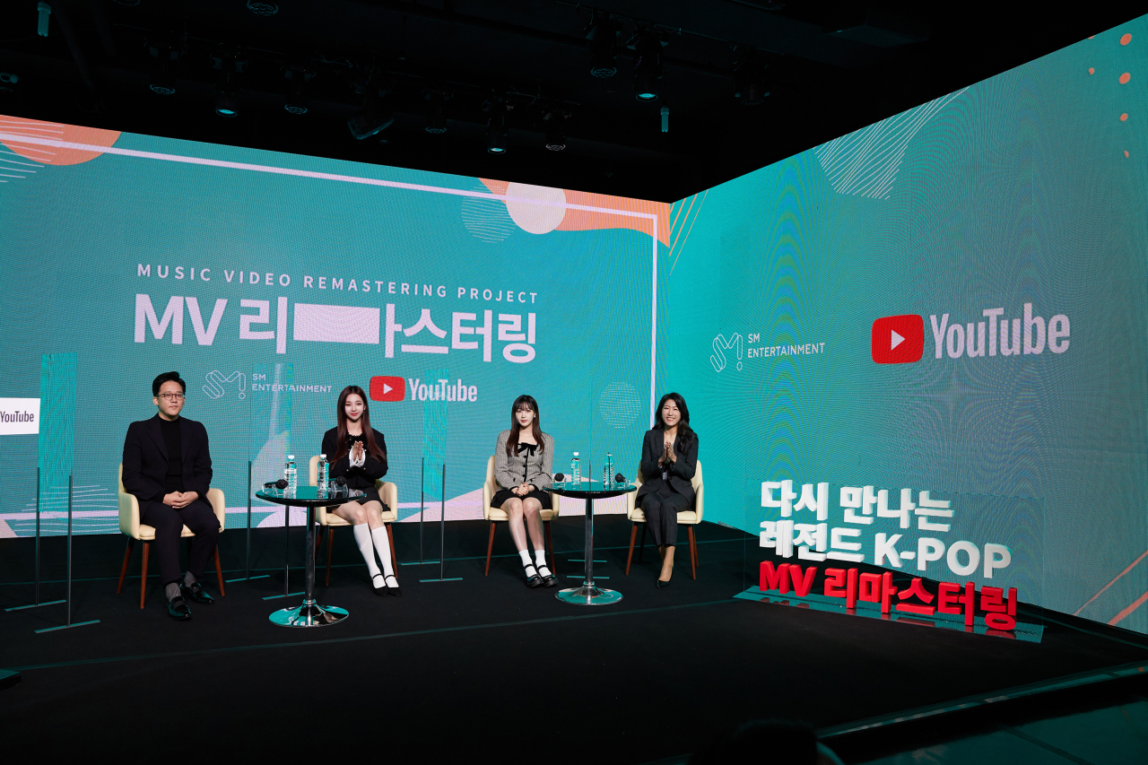 (From left) S.M. Entertainment CEO Lee Sung-soo, aespa members Karina and Giselle and YouTube Head of Music Partnerships in Greater China and Korea Lee Sun attend the ”S.M.xYouTube Remastering Project” press conference on Thursday. (YouTube Korea)