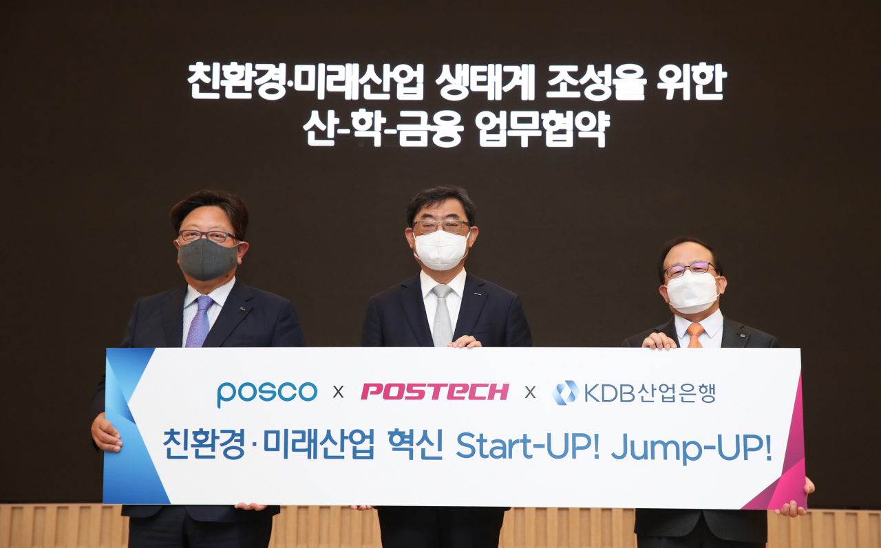 4일 경북 포항 체인지업그라운드에서 열린 친환경·미래산업 생태계 조성을 위한 업무협약식에서 주요 참석자들이 기념 촬영을 하고 있다. 왼쪽부터 정창화 포스코 신성장부문장, 김무환 포스텍 총장, 장병돈 한국산업은행 부행장