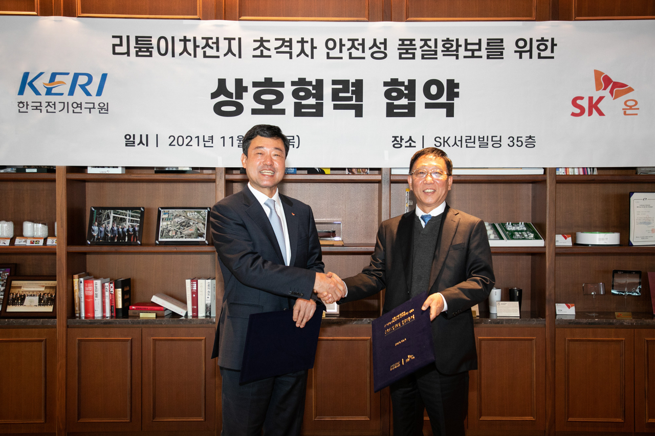 SK온과 한국전기연구원(KERI)이 4일 서울 종로구 SK서린빌딩에서 리튬이온배터리의 안전성을 극대화하는 기술과 표준을 만들기로 하는 협약을 맺었다. 명성호 한국전기연구원장(오른쪽)과 SK온 지동섭 대표가 협약을 맺고 기념사진을 촬영하고 있다. [SK이노베이션 제공]