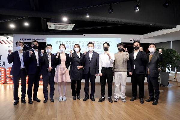김학도 중소벤처기업진흥공단 이사장이 4일 서울 목동에서 열린 스타트업 간담회 참석자들과 기념촬영을 하고 있다. [중진공 제공]