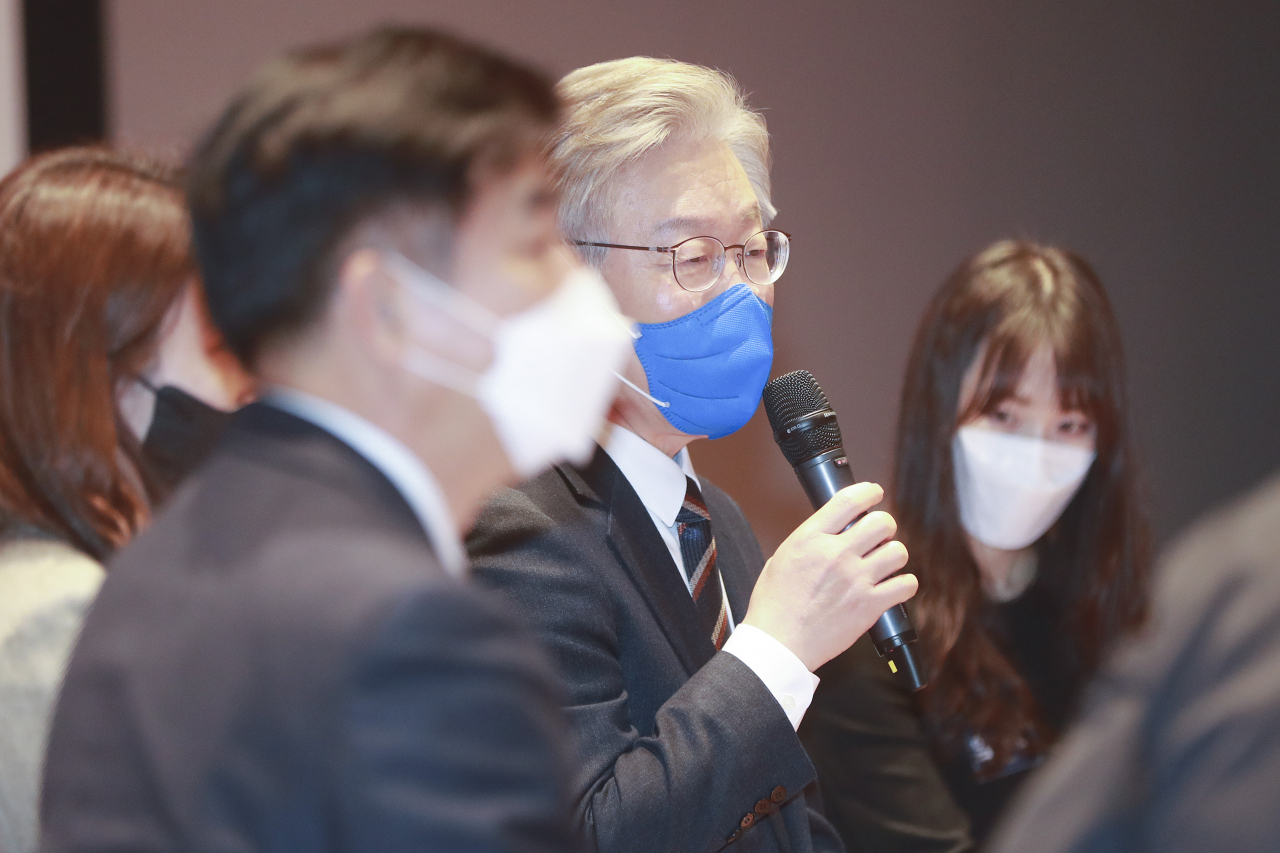 더불어민주당 이재명 대선 후보가 4일 서울 여의도 한국거래소에서 열린 ‘주식시장 발전과 개인투자자 보호를 위한 간담회'에서 발언하고 있다. [연합]
