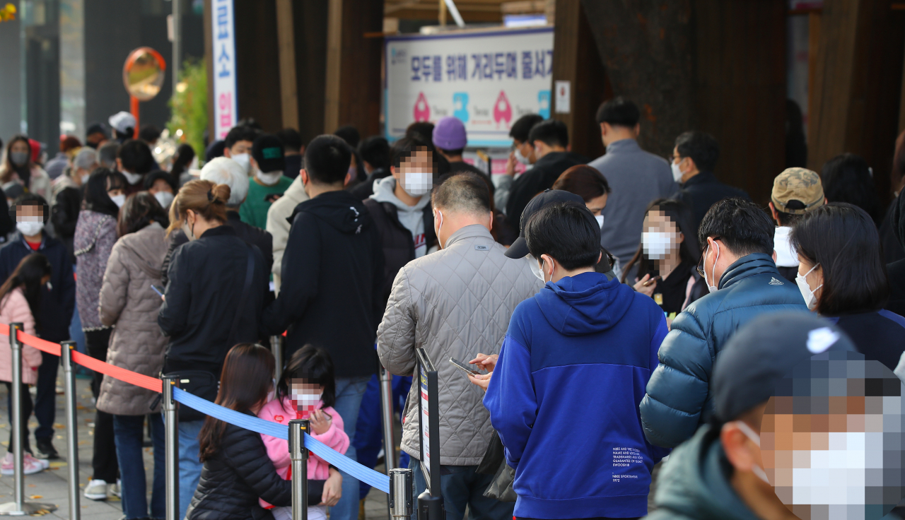 코로나19 임시선별진료소를 찾은 시민들이 검체 검사를 위해 대기하고 있다. 연합뉴스