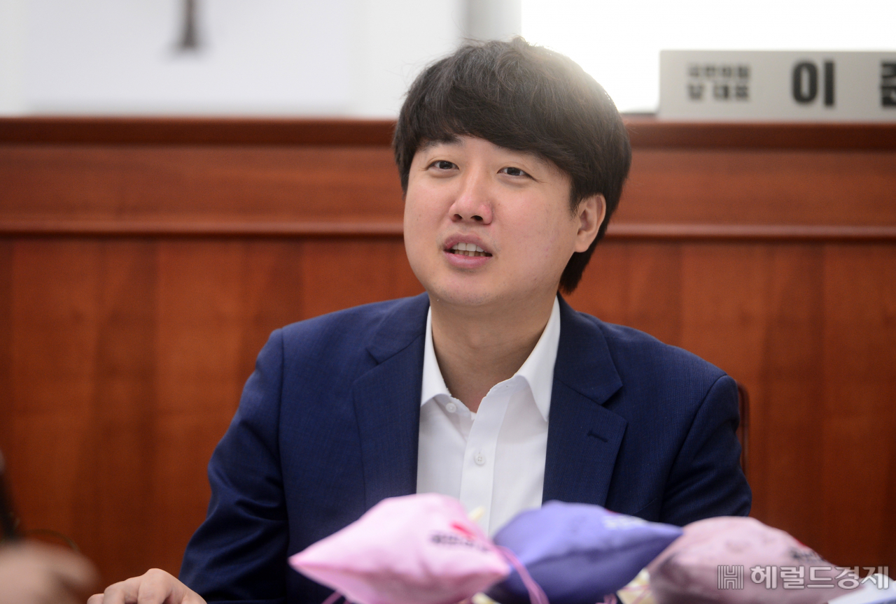 이준석 국민의힘 대표가 지난 4일 오전 서울 여의도 국회 국민의힘 당대표실에서 본지와 인터뷰를 하고 있다. [이상섭 기자/babtong@heraldcorp.com]