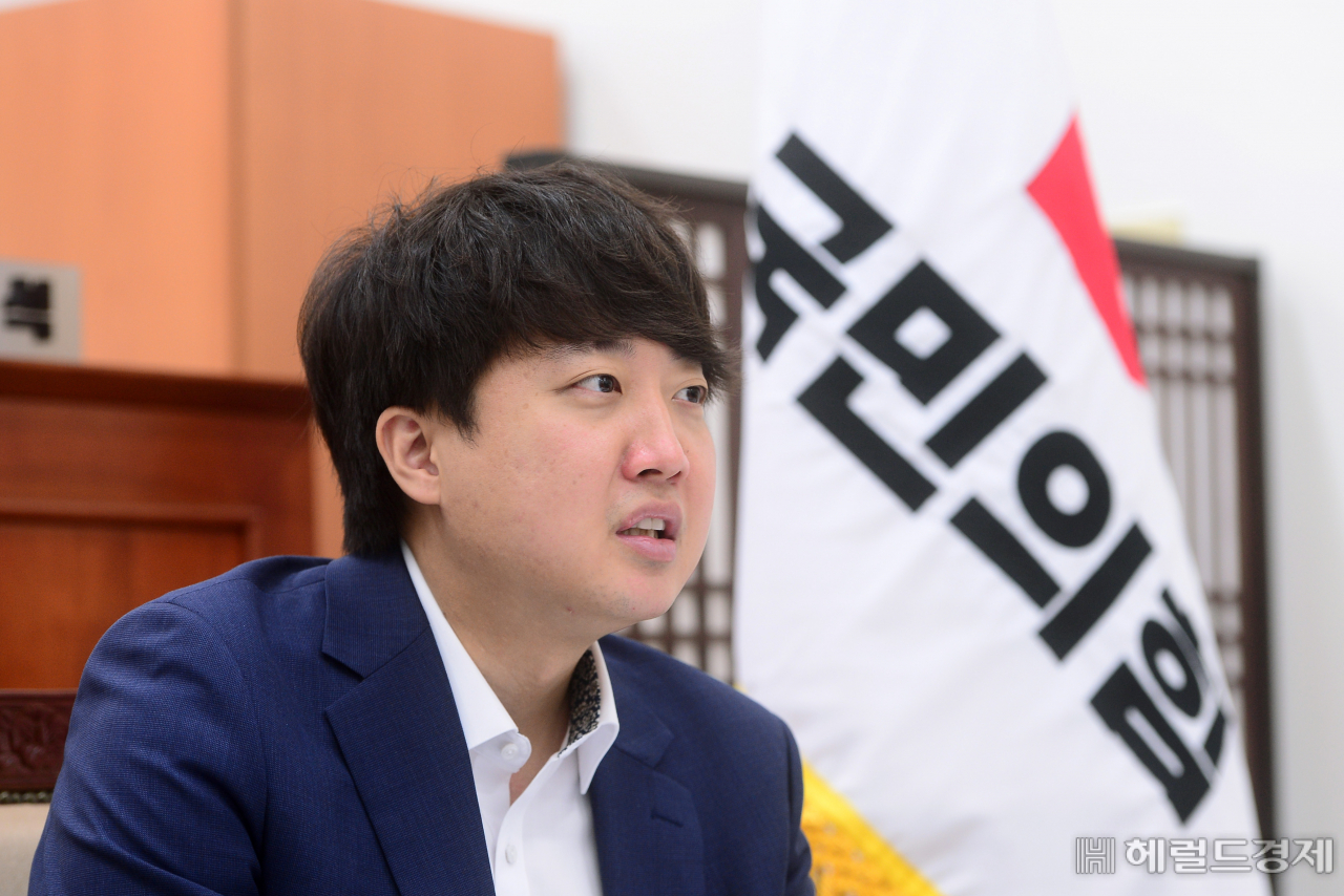 이준석 국민의힘 대표가 지난 4일 오전 서울 여의도 국회 국민의힘 당대표실에서 본지와 인터뷰를 하고 있다. [이상섭 기자/babtong@heraldcorp.com]