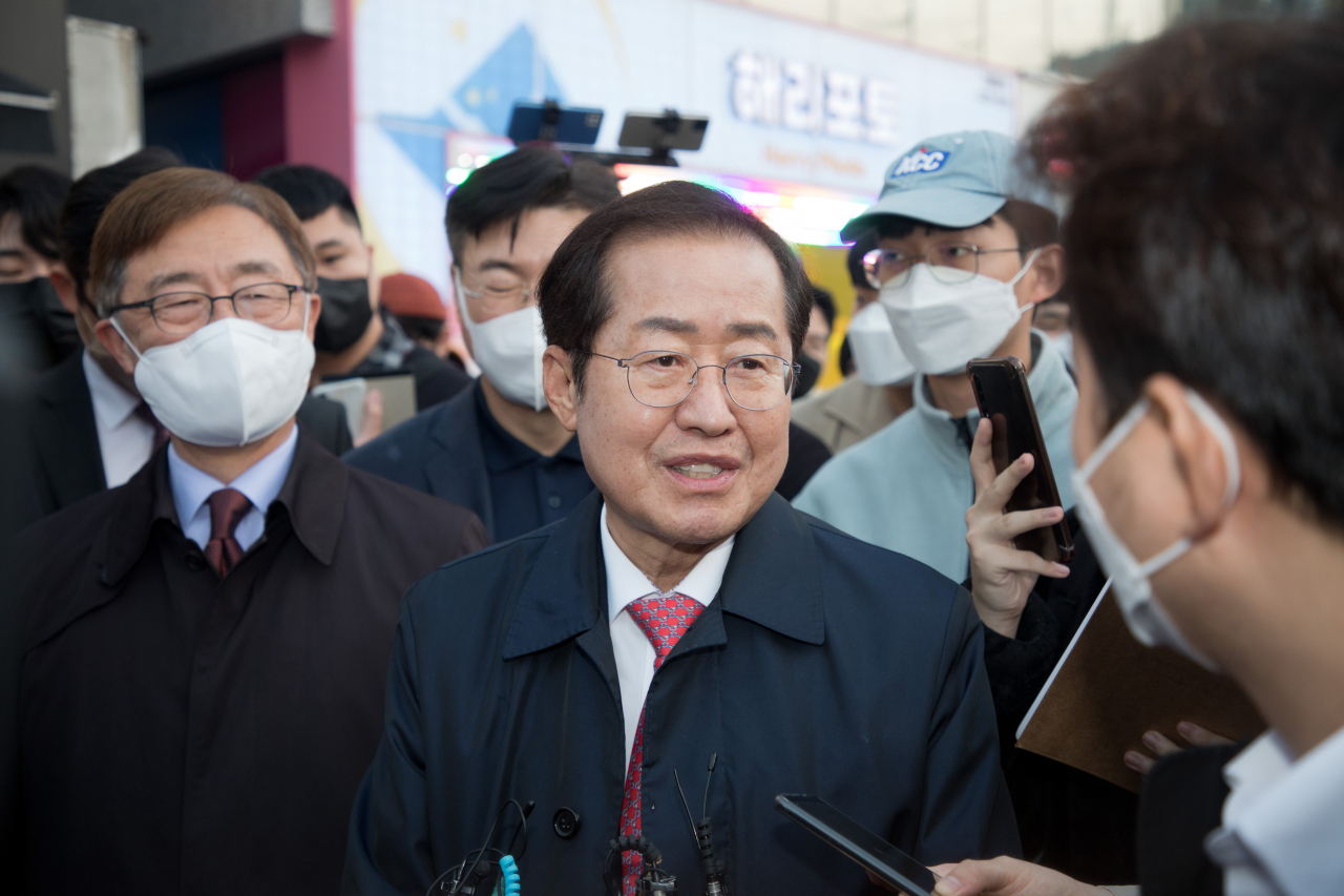 홍준표 국민의힘 대선 경선후보가 4일 오후 최재형 전 감사원장과 함께 홍대거리를 방문, 거리를 돌고 있다. [연합]