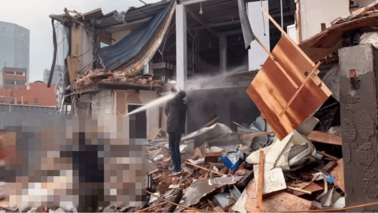 지난 4일 오전 서울 종로구 인사동 복합문화공간 ‘코트(KOTE)’에 소재한 식당 건물 내에서 용역들이 건물 철거 작업 도중 잔해 위에 서 있던 식당 주인의 지인의 머리에 물대포를 쏘고 있다. [제보자 제공]