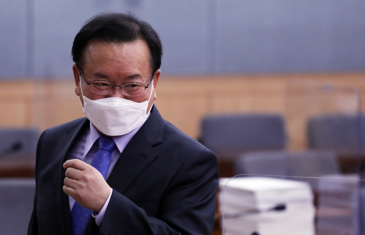 김부겸 국무총리가 4일 오전 정부서울청사에서 열린 제7차 규제자유특구위원회에 참석하고 있다. 김 총리는 지난 3일 더불어민주당 이재명 대선 후보가 요청한 전 국민 재난지원금 추가 지급에 반대의 뜻을 밝혔다. 이재명 더불어민주당 대선후보가 내세운 전 국민 재난지원금 지급을 위한 내년도 예산안 수정을 두고 당정 대립이 전망된다. 100만원씩 전 국민에게 지급하는 방향으로 예산을 순증시킨다면 내년 예산은 660조원에 이르게 된다. 여야가 기존 예산을 얼마나 깎느냐에 따라 내년 예산도 수준이 정해질 전망이다. [연합]
