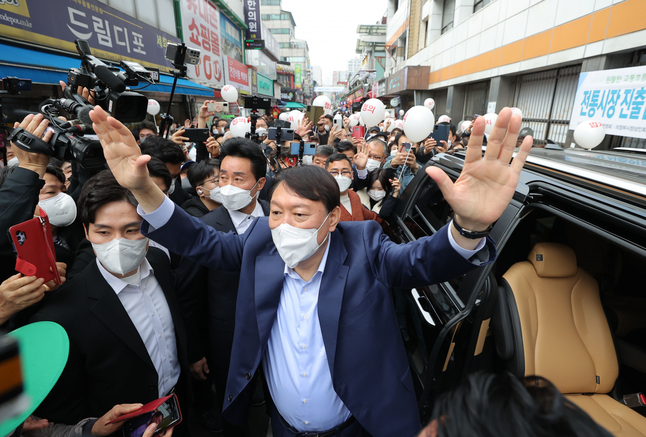 국민의힘 대선주자인 윤석열 전 검찰총장이 4일 오전 경기도 의정부 제일시장을 방문해 시민들을 향해 인사하고 있다. [연합]