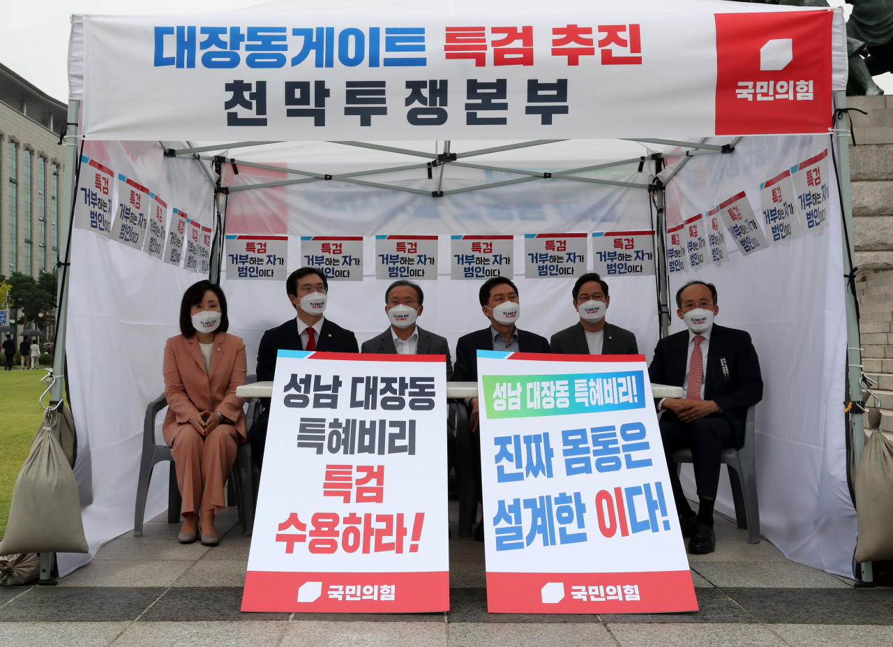 김기현 국민의힘 원내대표를 비롯한 의원들이 지난달 8일 오전 서울 여의도 국회 본청 앞 계단에서 열린 '대장동게이트 특검 추진 천막투쟁본부 출정식'을 마친 뒤 천막농성을 하고 있다. [연합]
