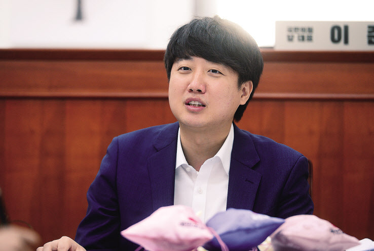 이준석 국민의힘 대표가 지난 4일 오전 서울 여의도 국회 국민의힘 당대표실에서 본지와 인터뷰를 하고 있다. 이상섭 기자