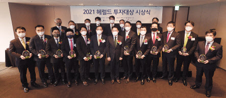 ‘2021 헤럴드 투자대상’ 시상식이 지난 4일 오전 서울 중구 더플라자 호텔에서 열렸다. 이날 대상을 받은 KB자산운용과 대신증권을 비롯한 각 회사 수상자들이 기념사진을 촬영하고 있다. 앞줄 왼쪽부터 시계 반대방향으로 유승창 KB증권 상무, 박진호 NH아문디자산운용 주식운용1본부장, 김남기 미래에셋자산운용 ETF운용부문장, 신재광 삼성자산운용 멀티에셋운용본부장, 송태우 한화자산운용 글로벌주식본부장, 이현승 KB자산운용 대표, 전창협 ㈜헤럴드 대표이사, 양지환 대신증권 리서치센터 기업분석부장, 박건엽 미래에셋증권 상품컨설팅본부장, 고태봉 하이투자증권 리서치본부장, 황의상 한국투자신탁운용 리테일마케팅본부장, 황승택 하나금융투자 리서치센터장, 윤창용 신한금융투자 리서치센터장, 강현진 삼성증권 리서치지원팀장, 임재준 한국거래소 부이사장, 김영상 헤럴드경제 편집국장, 이명호 한국예탁결제원 사장, 이명순 금융위원회 상임위원, 김동회 금융감독원 부원장, 성인모 한국금융투자협회 전무, 안희준 심사위원장. 박해묵 기자