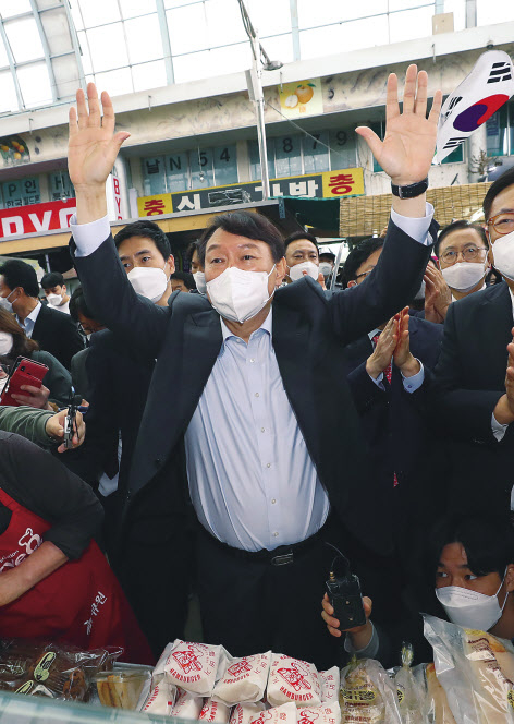 이재명 더불어민주당 대선 후보와 맞붙을 국민의힘 후보가 5일 오후 최종결정된다. 사진은 이재명(위쪽 사진) 민주당 후보와 지지자들에게 인사하는 윤석열 국민의힘 경선 후보. [연합]