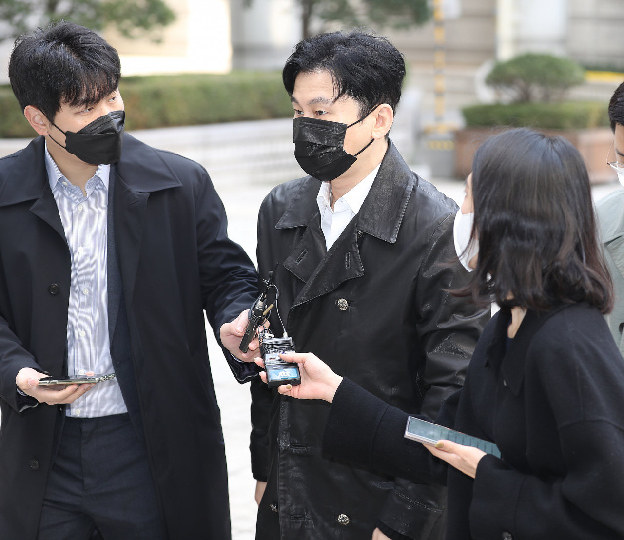 그룹 아이콘 전 멤버 비아이의 마약 수사 무마 혐의로 기소된 양현석 전 YG엔터테인먼트 대표 프로듀서가 5일 서울 서초구 서울중앙지법에서 열리는 첫 공판에 출석하고 있다. [연합]