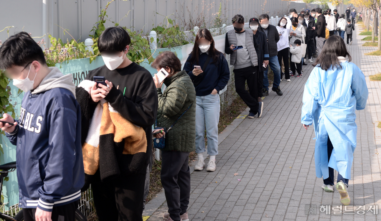 [헤럴드경제=박해묵 기자] 단계적 일상회복등 방역조치완화등의 여파로 인해 코로가19 확진자 수가 감소하지 않은 가운데 5일 오전 서울 강서구 마곡동 코로나19 임시선별검사소를 찾은 시민들이 줄지어 대기하고 있다.