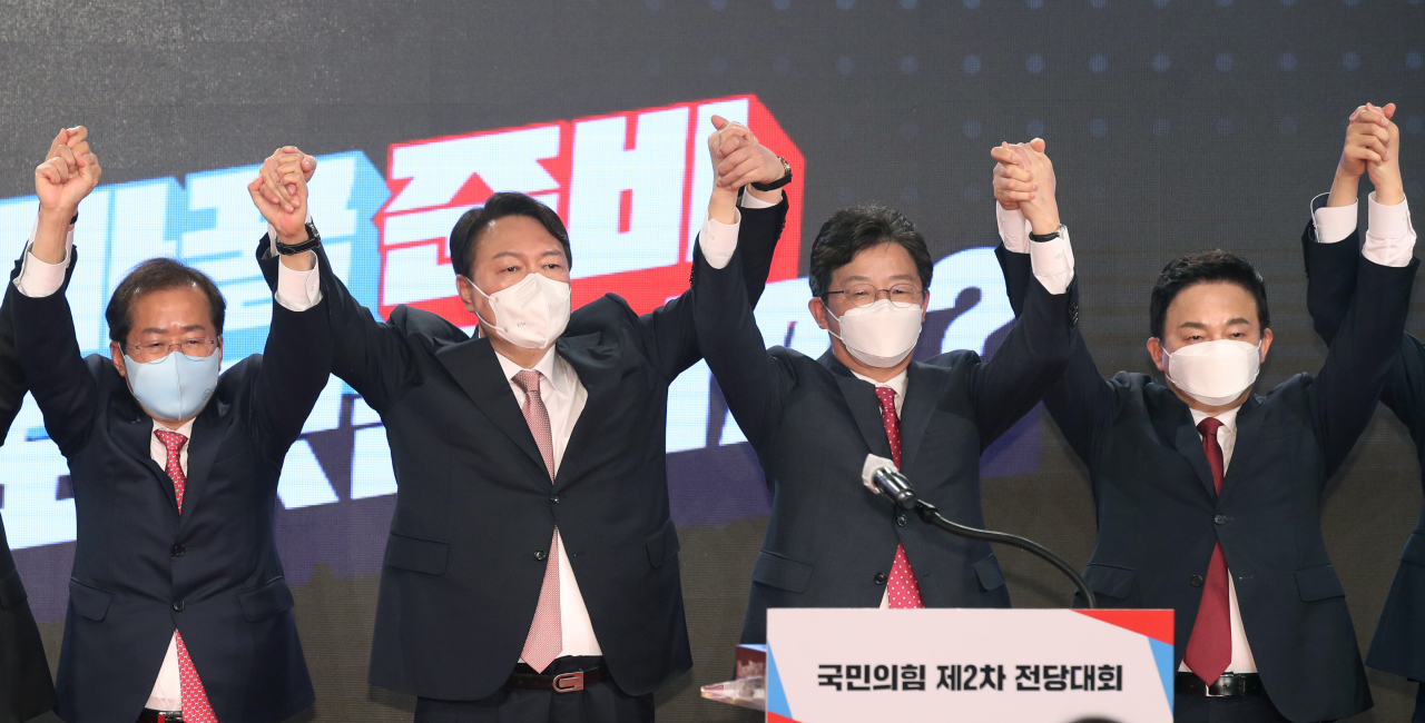 국민의힘 원희룡(왼쪽부터), 유승민, 윤석열, 홍준표 대선 경선 후보가 5일 서울 용산구 백범김구기념관에서 열린 국민의힘 제2차 전당대회에서 최종 후보 발표에 앞서 손들어 인사하고 있다. 인사 후 윤석열 전 검찰총장이 최종 대선 후보로 선출됐다. [연합]